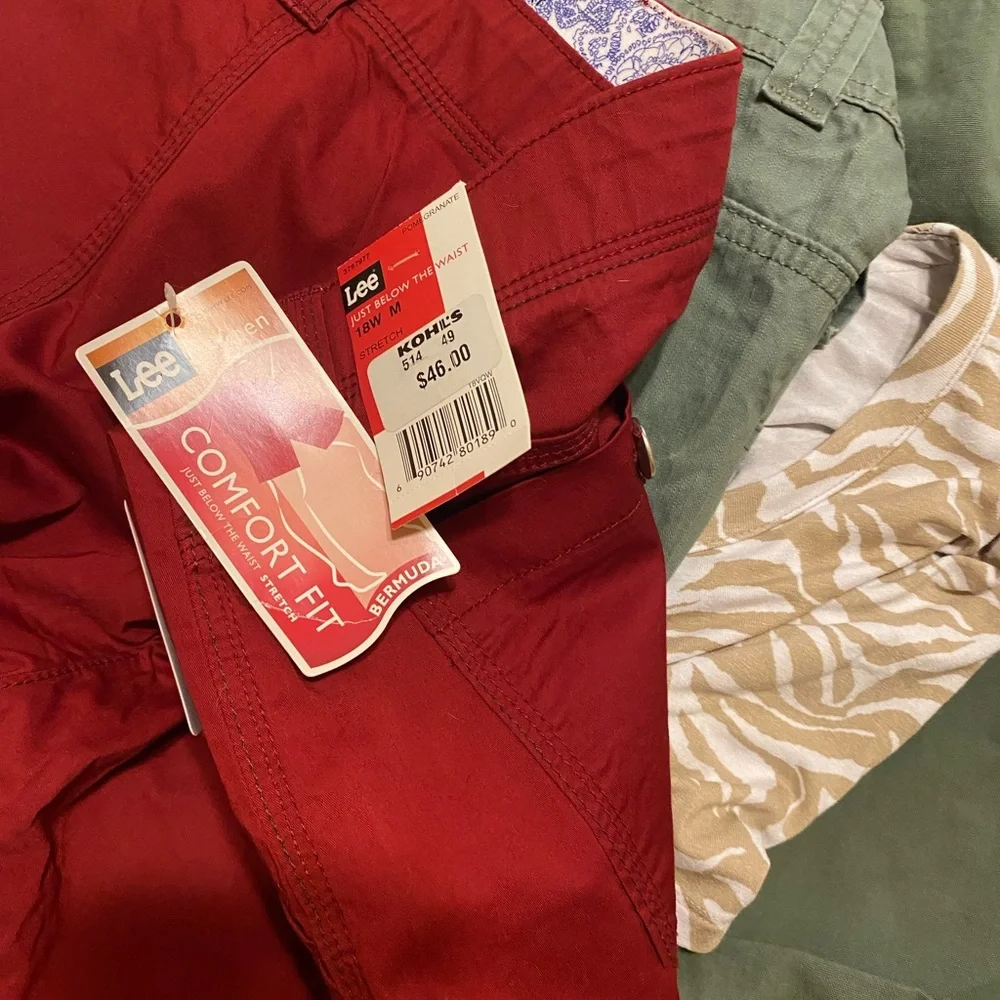 Lee Men's Deep Red Cargo Shorts - Picture 2 of 2